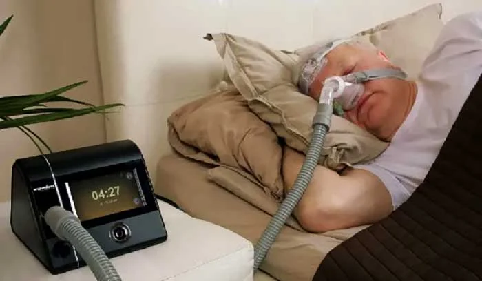 دستگاه CPAP و ماسک برای درمان آپنه خواب