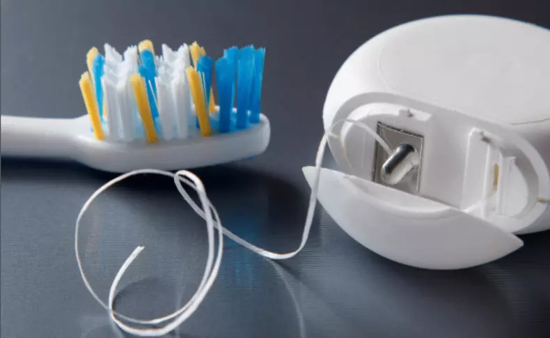 روش صحیح مسواک زدن و نخ دندان کشیدن