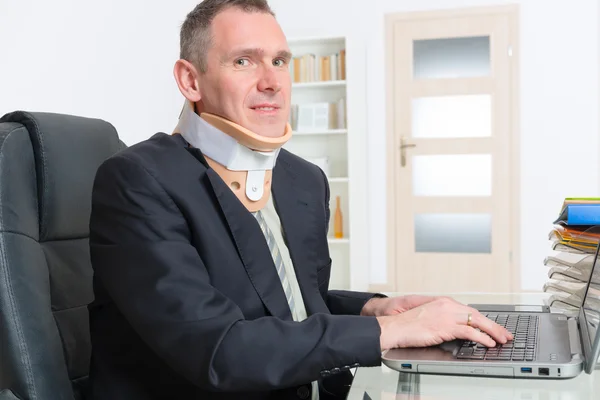 گردن بند طبی برای کار با کامپیوتر