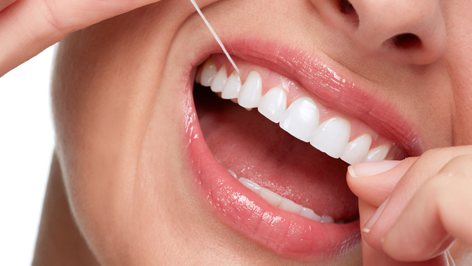روش صحیح مسواک زدن و نخ دندان کشیدن 